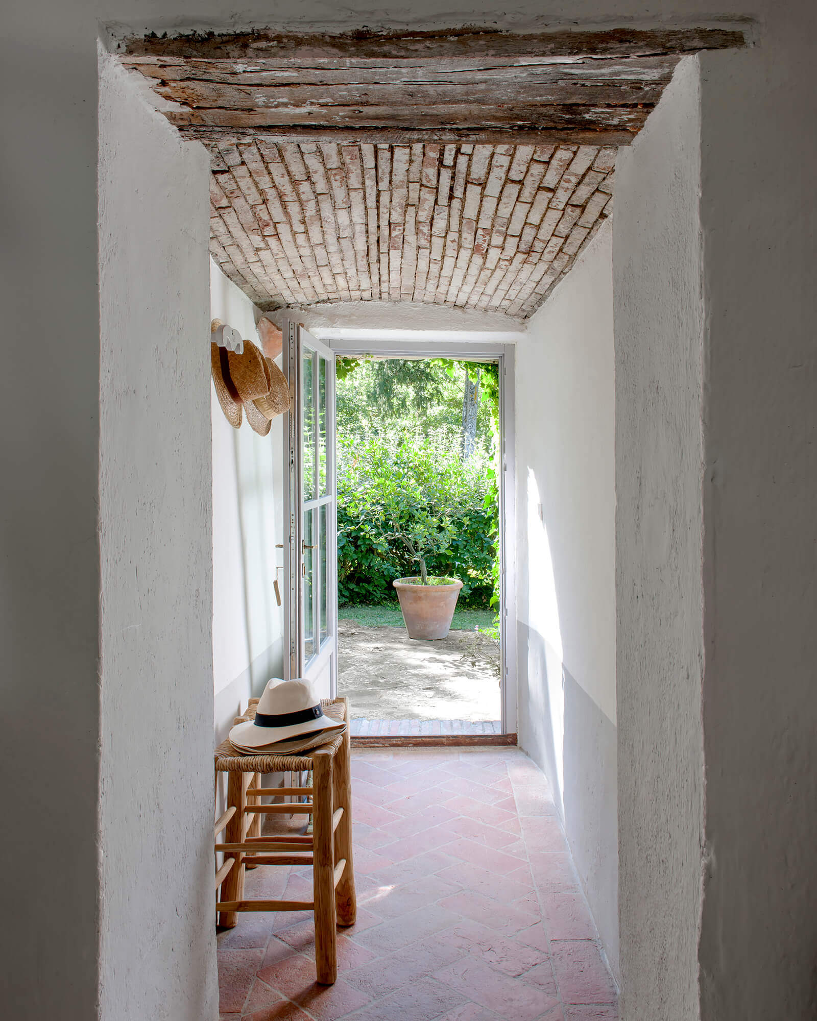 entrée avec plafond briques maison en pierres