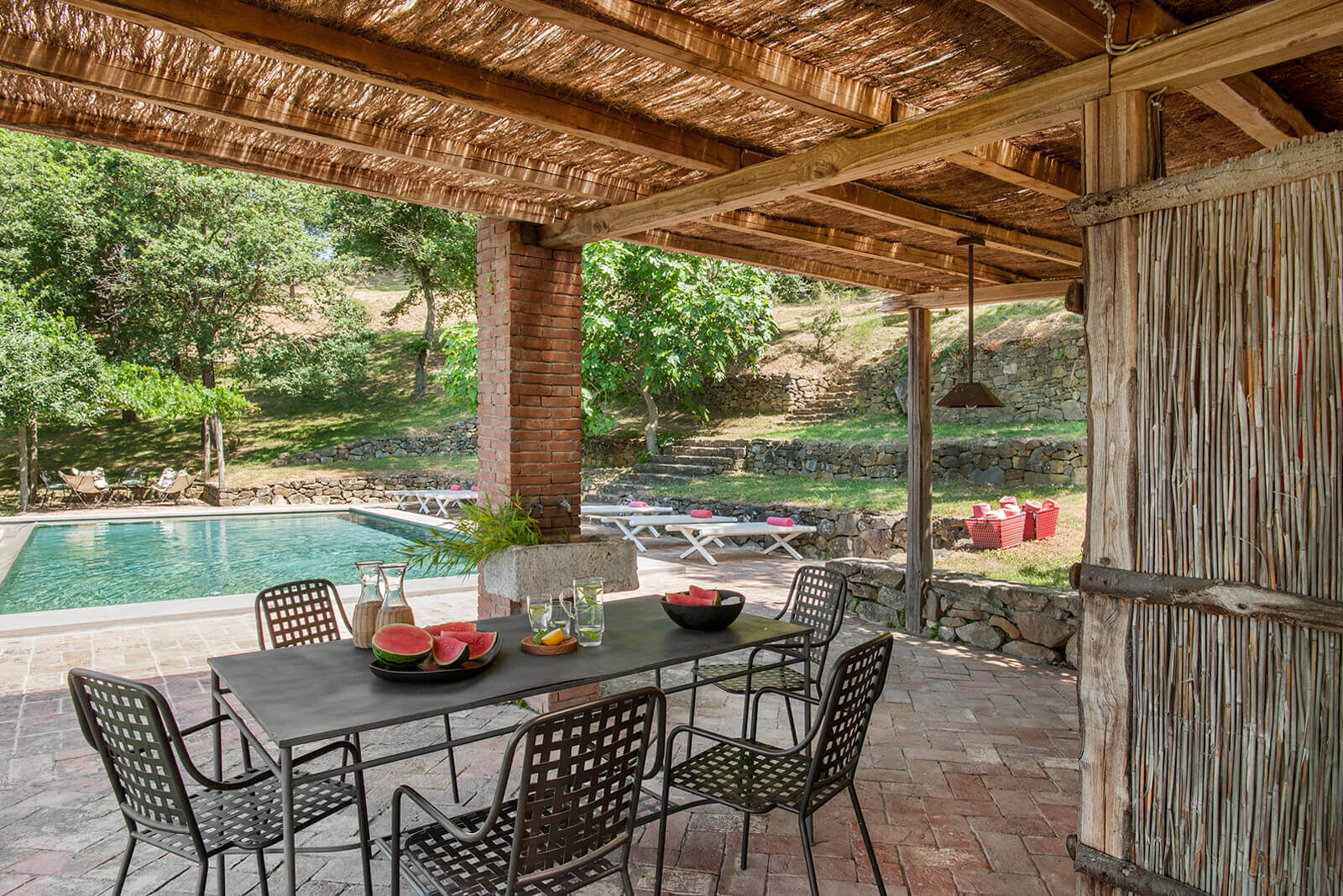 terrasse avec pergola bois et canisses maison en pierres