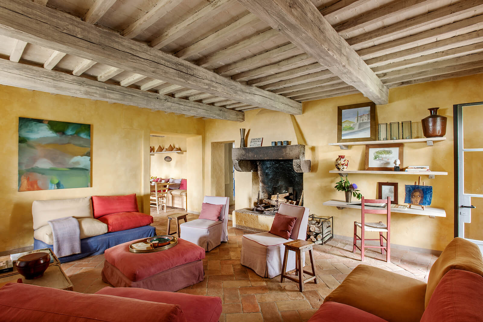 salon avec poutres anciennes décapées maison en pierres