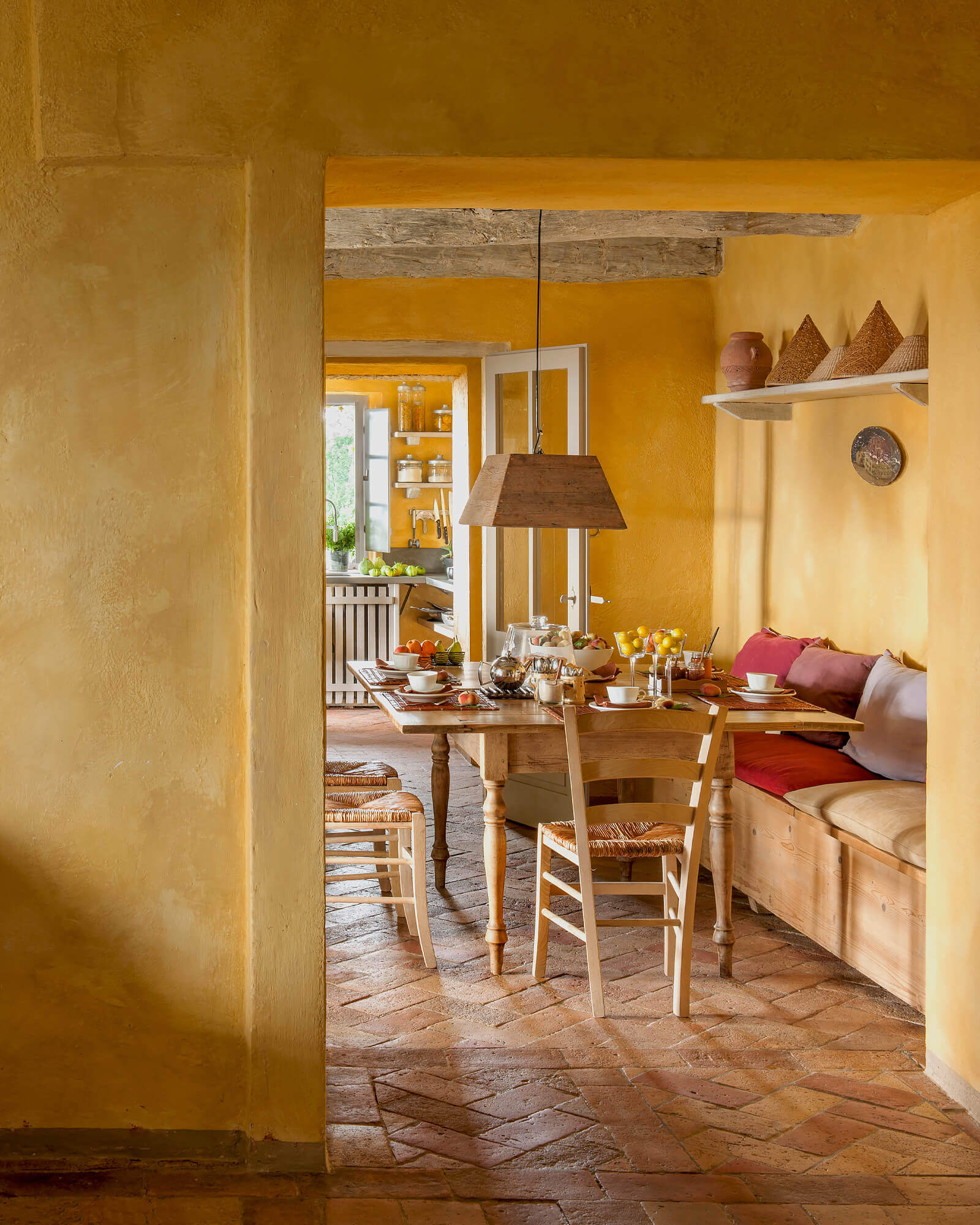 salle à manger avec poutres
