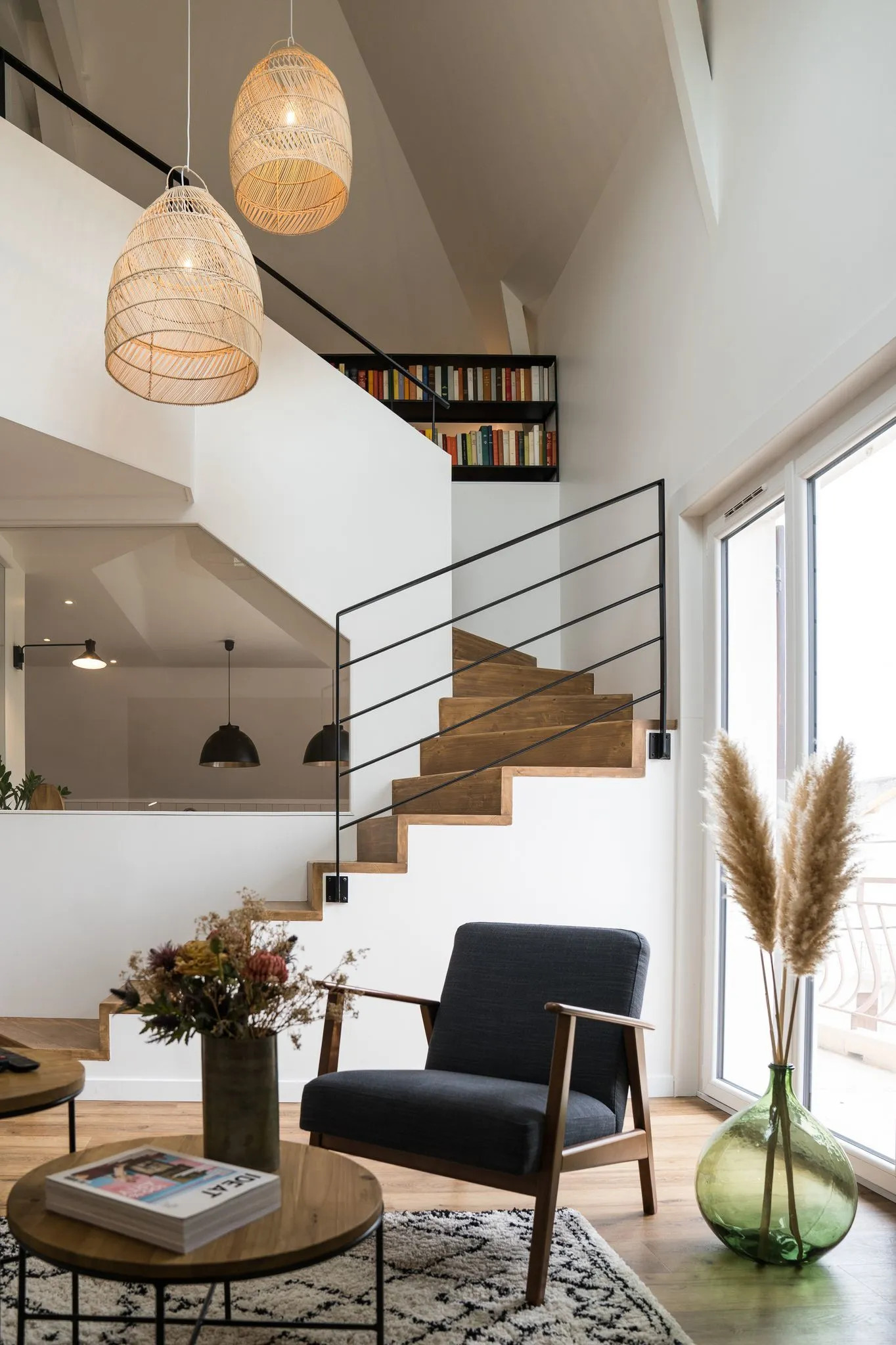 salon avec escalier loft de 100m2
