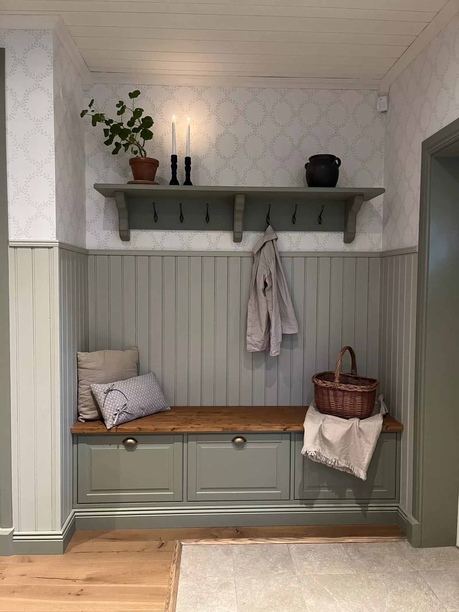 entrée avec banc IKEA Hack