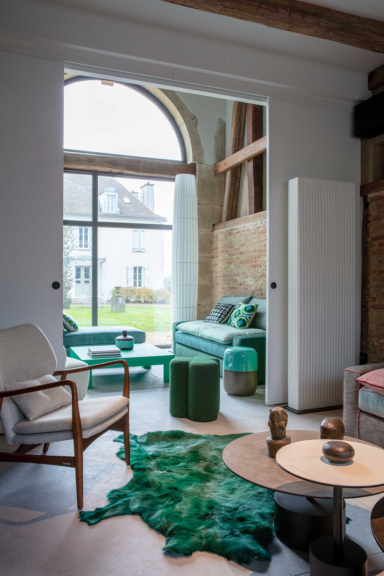salon décoration design dans ancienne grange rénovée