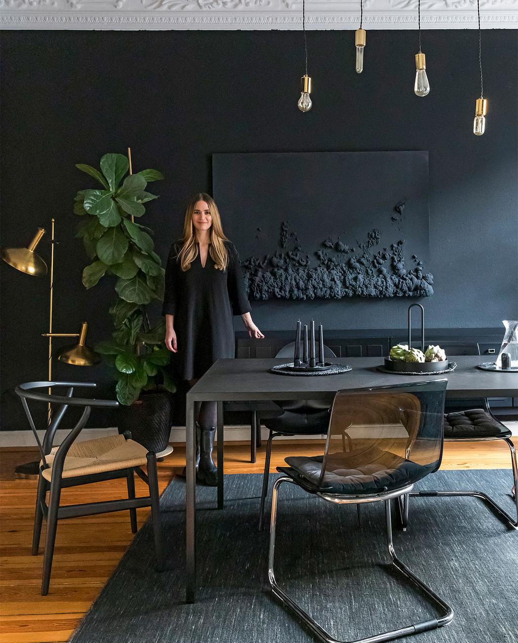 salon avec murs noirs et moulures décoration design