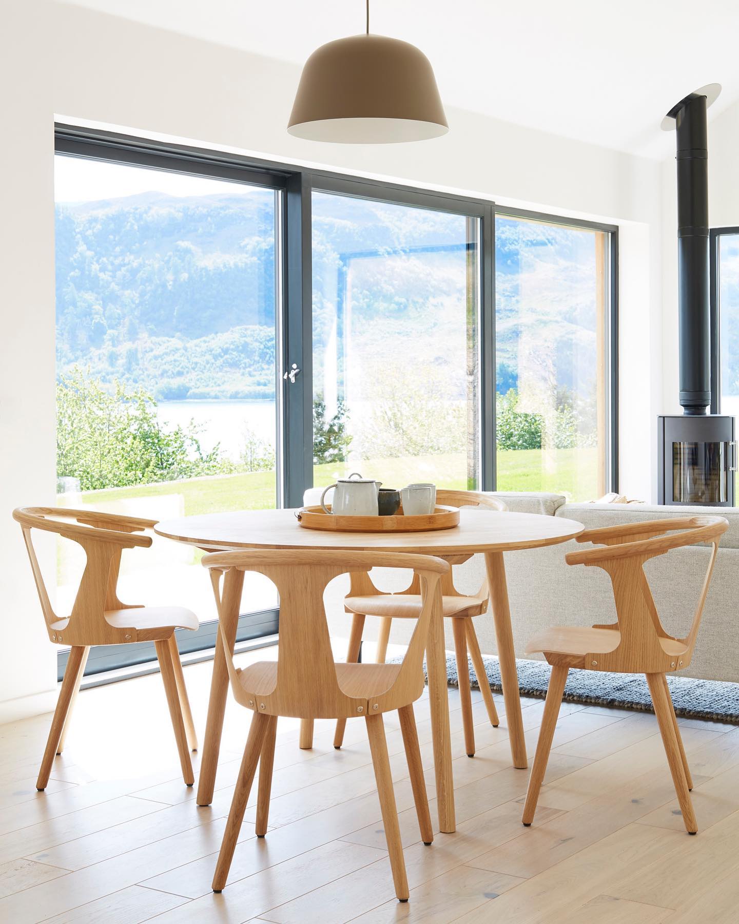 salle à manger avec baie vitrée décoration design