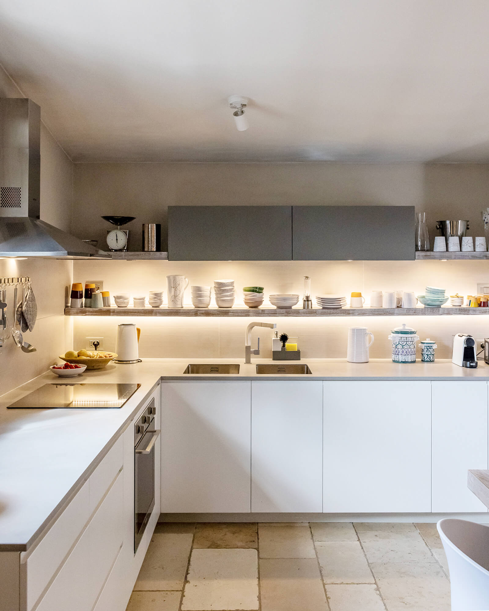 cuisine design blanche sol pierres cuisine design blanche sol pierres