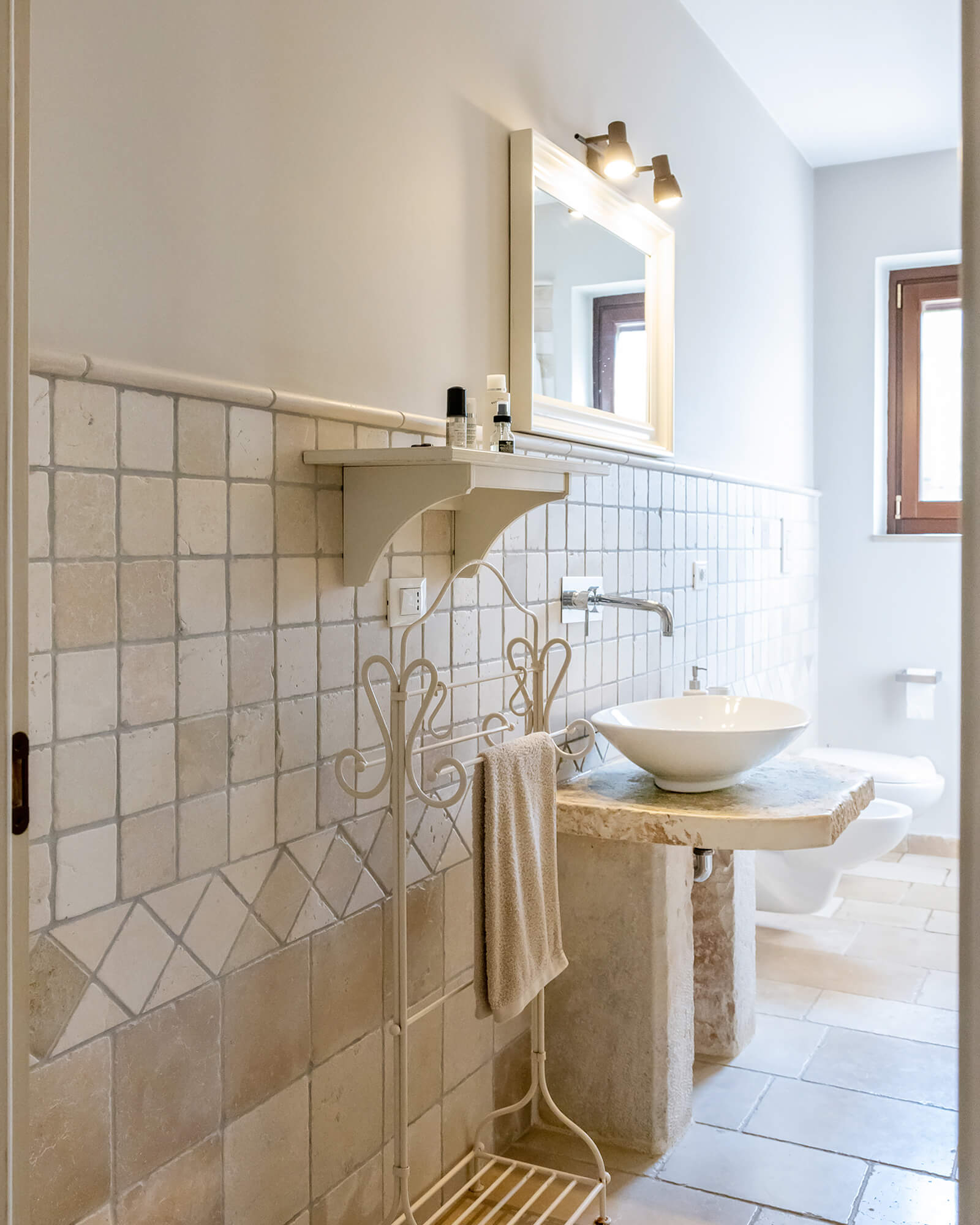 salle de bain rétro dans maison en pierre salle de bain rétro dans maison en pierre