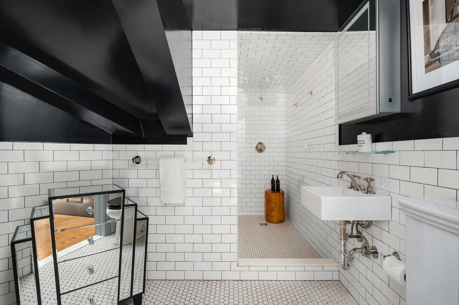 salle de bain noire et blanche