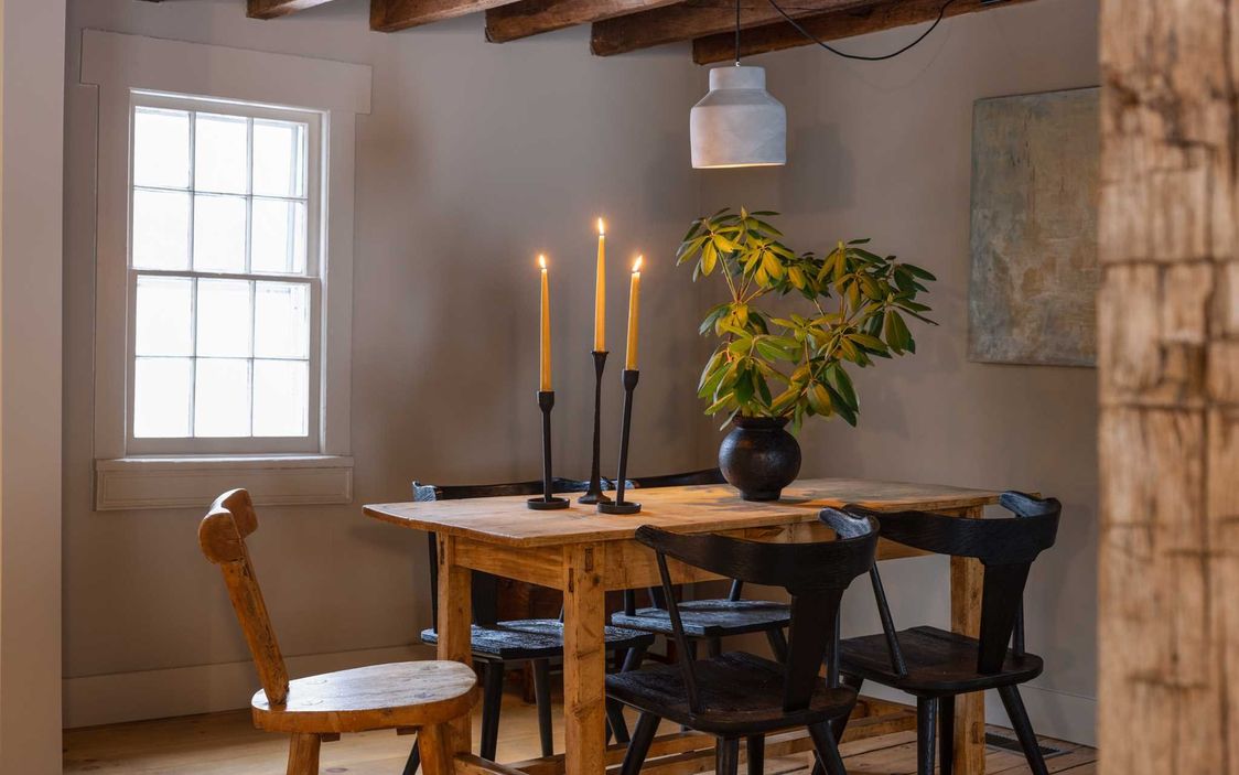 salle à manger avec poutres