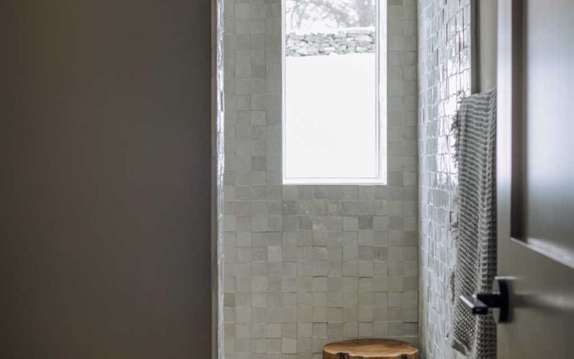salle de bain avec zelliges