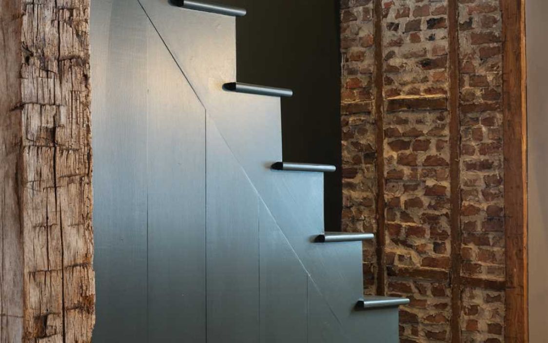 escalier moderne dans maison ancienne