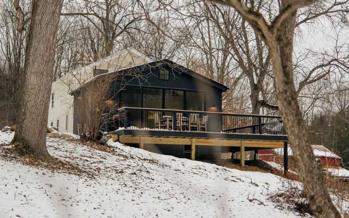 maison ancienne avec extension en bois