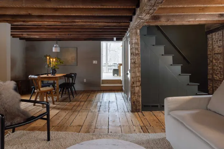 salon décoration rustique chic avec escalier contemporain