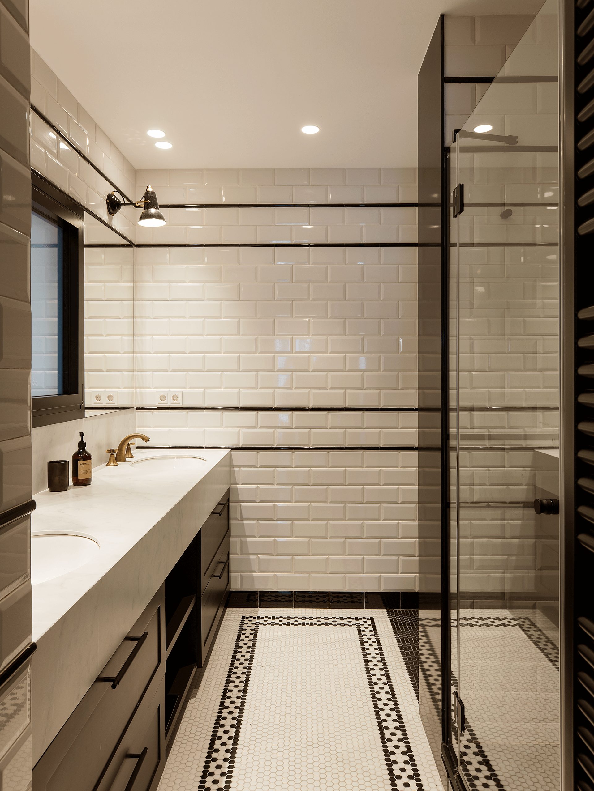 salle de bain carrelage métro blanc