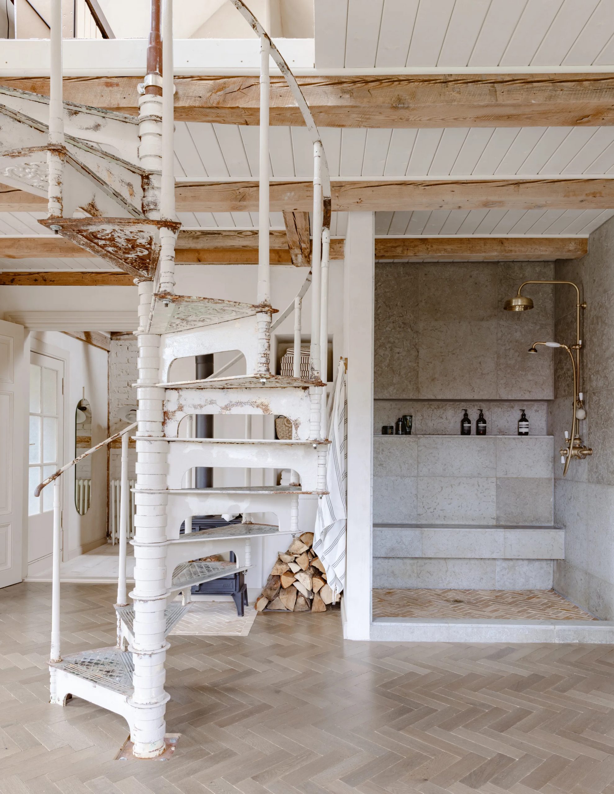salle de bain avec escalier et poutres