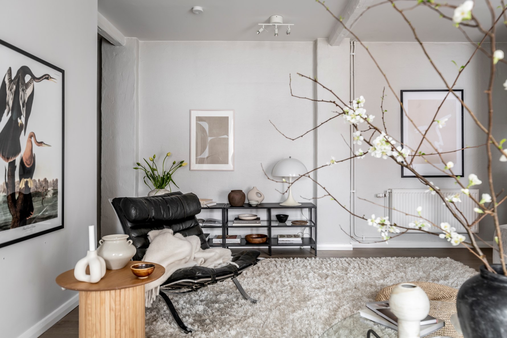 salon avec fauteuil vintage cuir noir