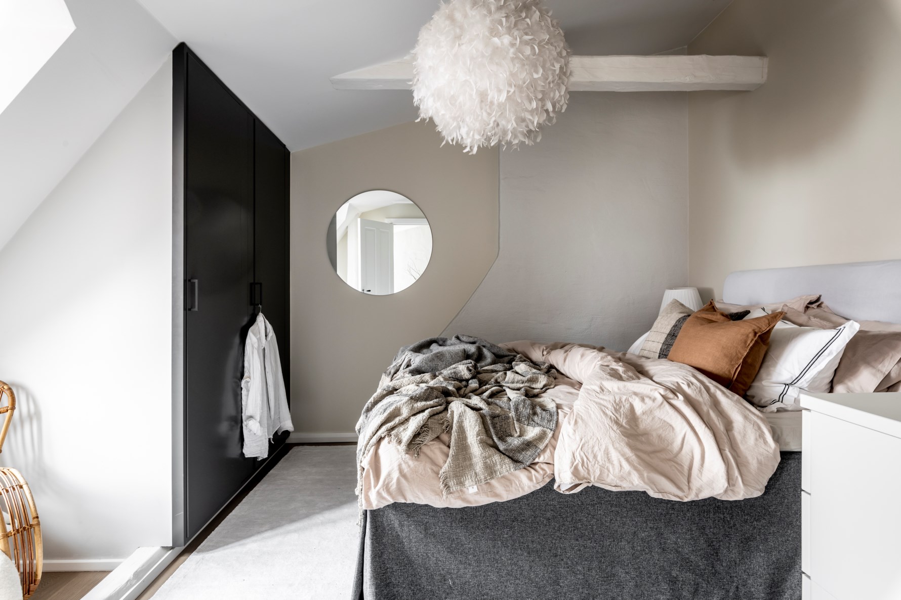 chambre mansardée avec placard