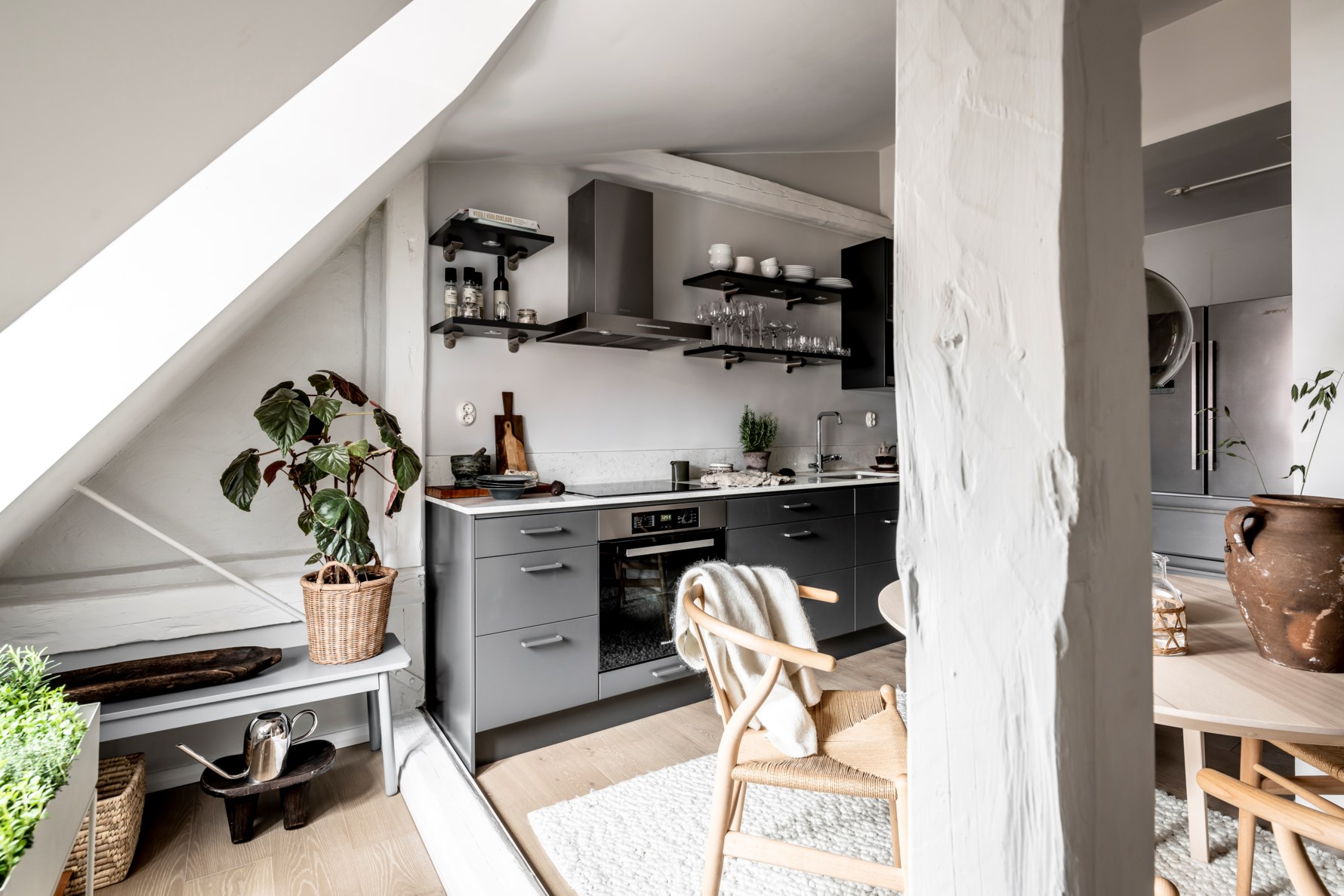 cuisine design noire avec poutres blanches