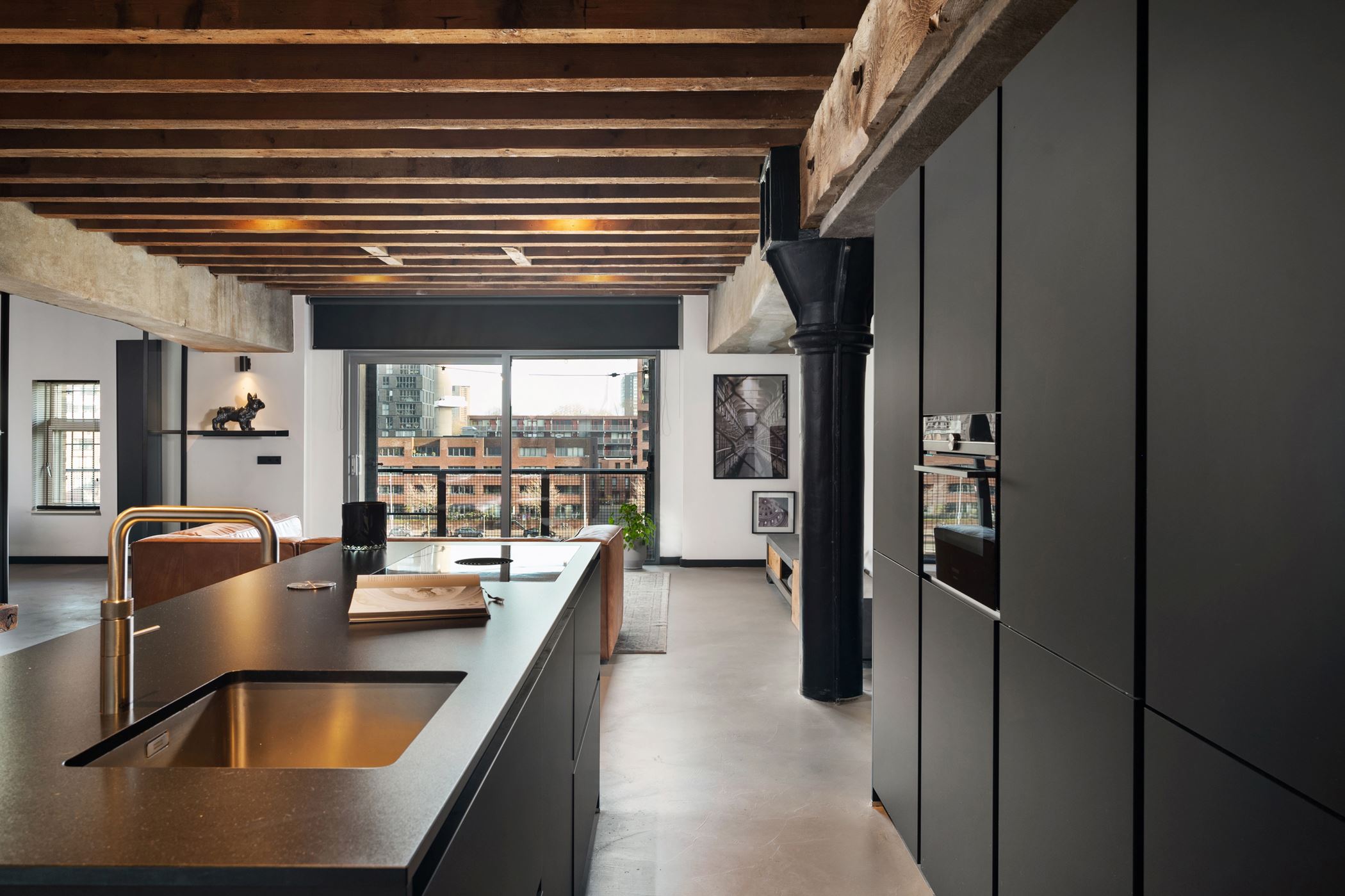 cuisine design noire avec poutres anciennes cuisine design noire avec poutres anciennes