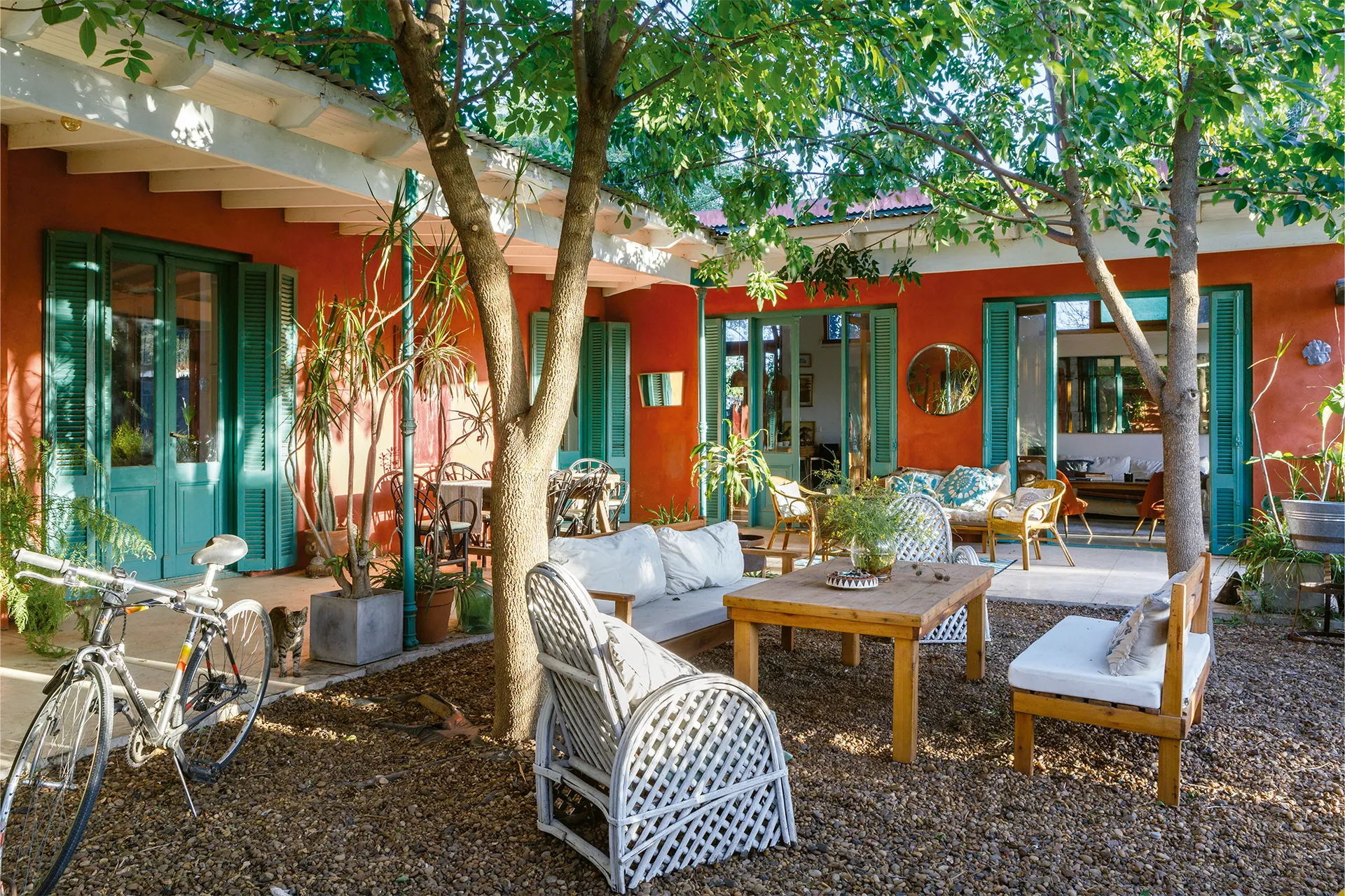 maison et sa terrasse colorée