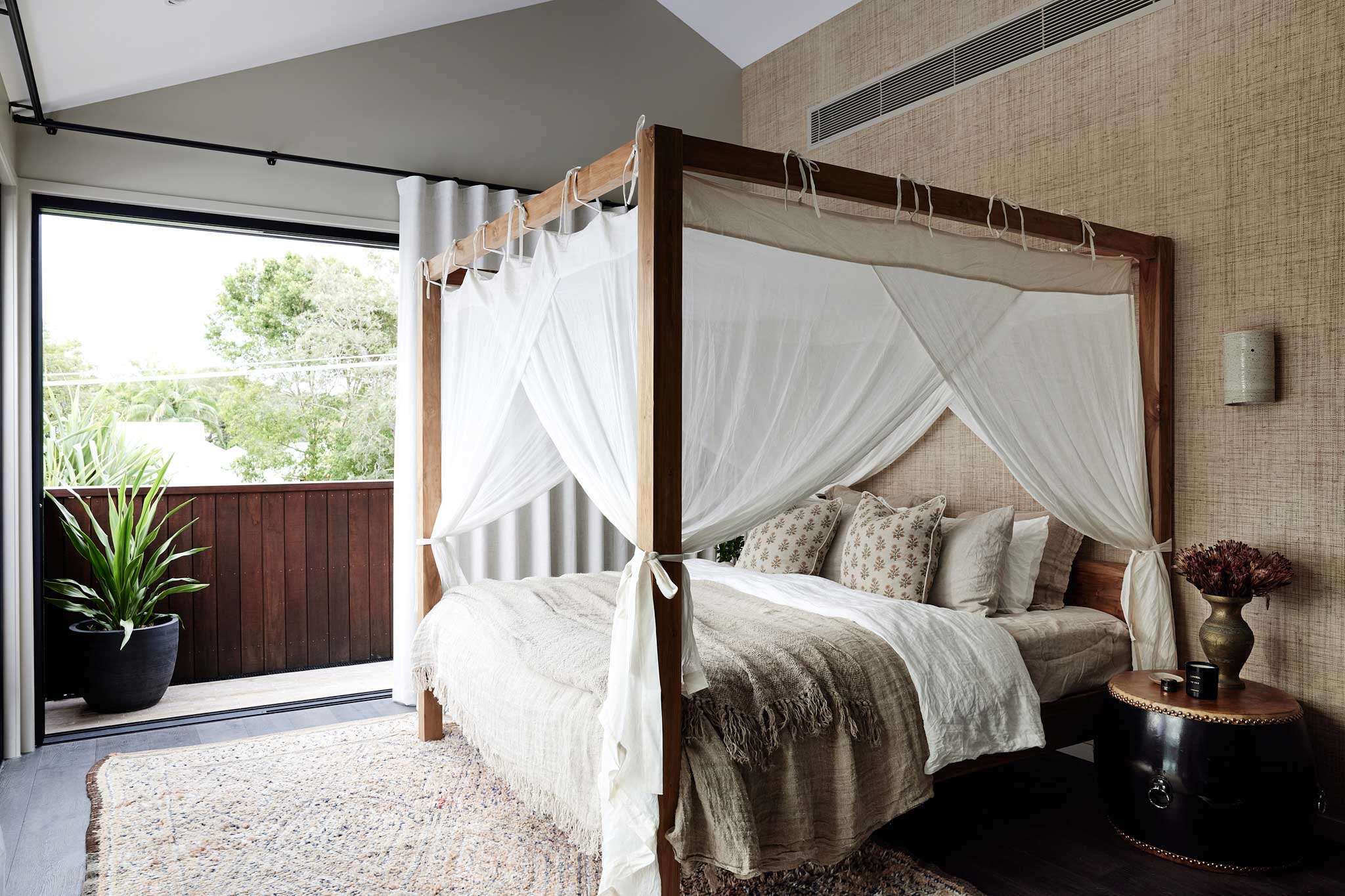chambre avec lit à baldaquin décoration rustique chic