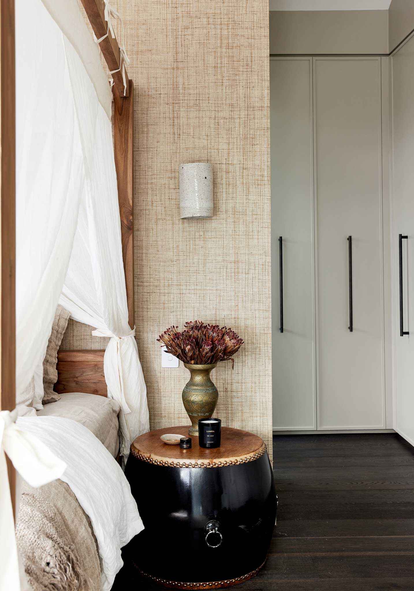 chambre avec lit à baldaquin décoration rustique chic