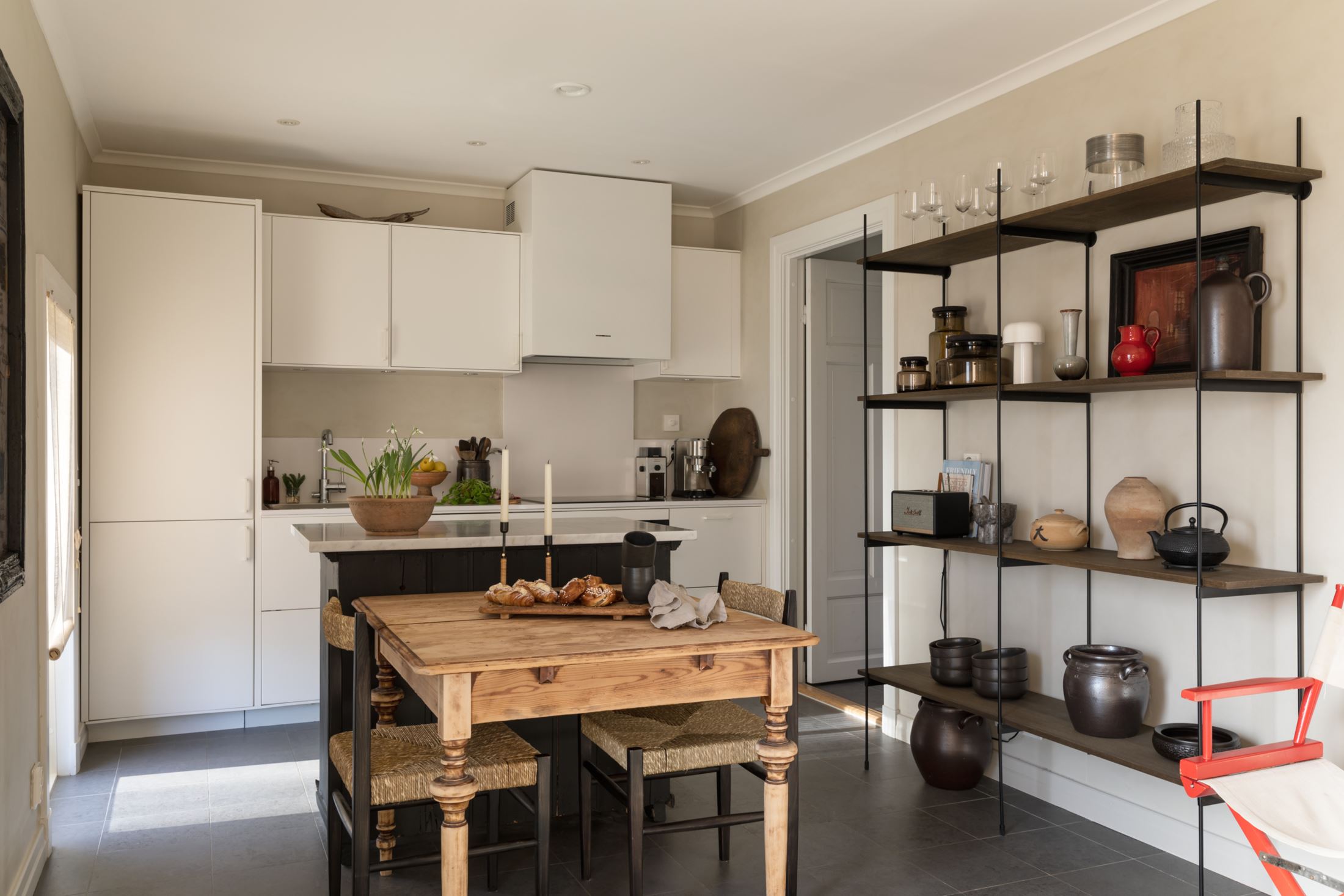 cuisine blanche avec table rustique cuisine blanche avec table rustique