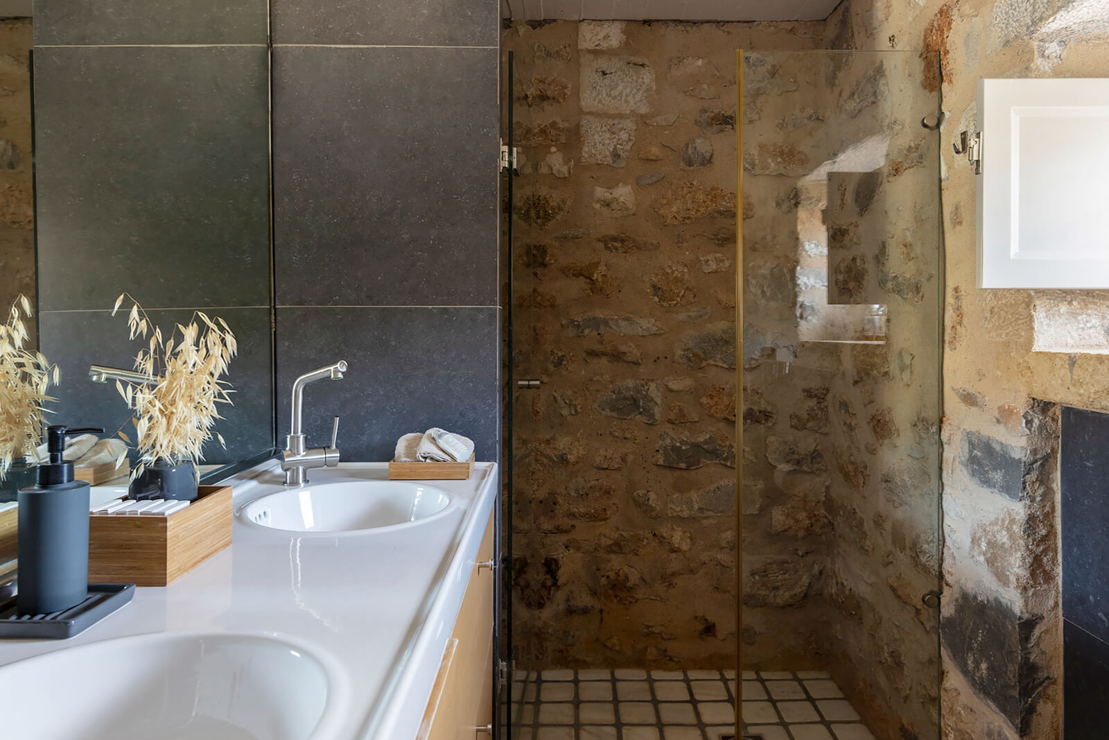 salle de bain avec mur de pierres salle de bain avec mur de pierres