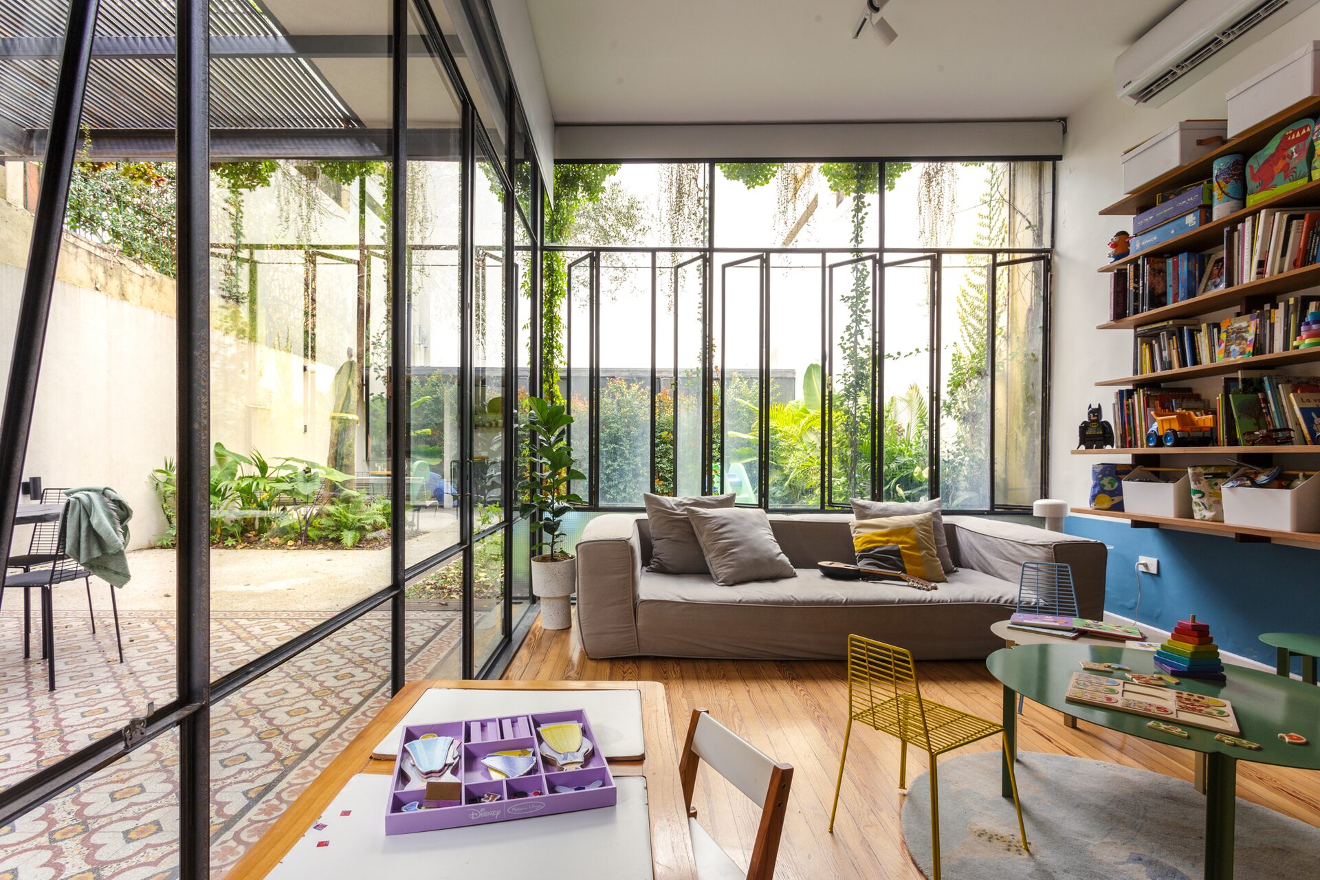 salon décoration moderne avec verrière