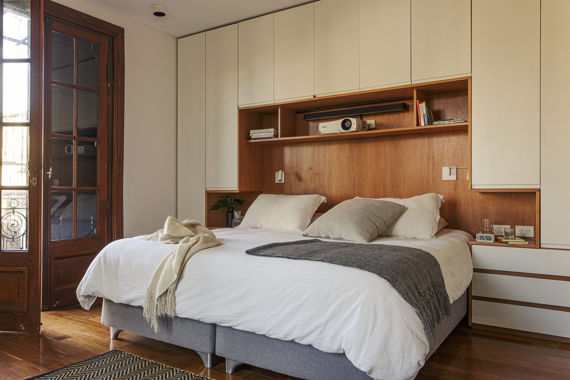 chambre avec lit pont décoration moderne