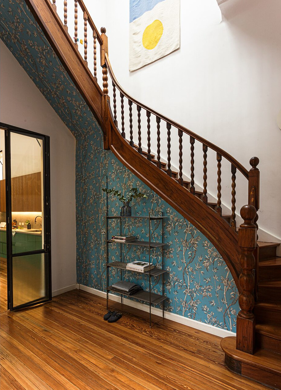 escalier avec papier-peint
