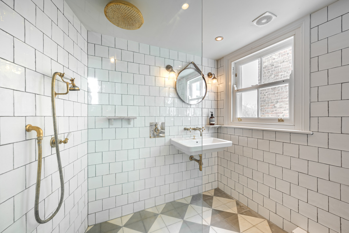 salle de bain carrelée blanc maison anglaise près de Londres salle de bain carrelée blanc maison anglaise près de Londres