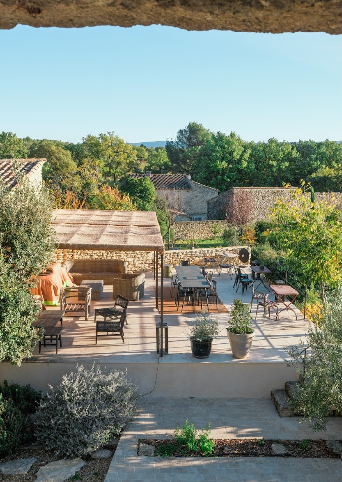 terrasse avec pergola maison en pierres en Provence ferme Les Callis terrasse avec pergola maison en pierres en Provence ferme Les Callis