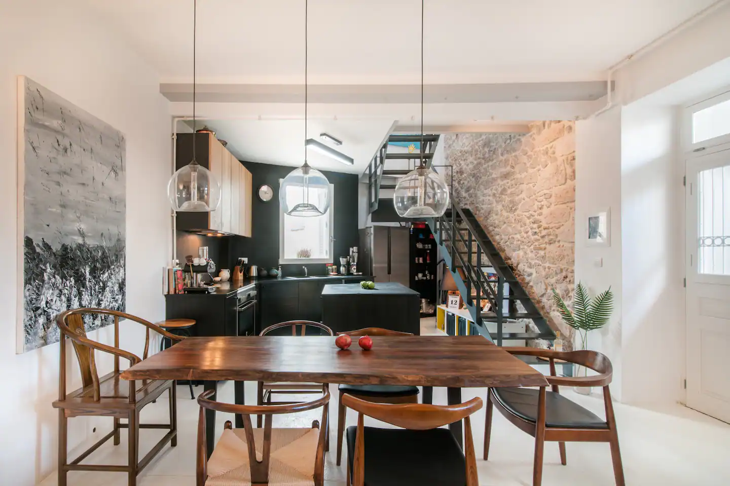 salon et cuisine design noire appartement en duplex