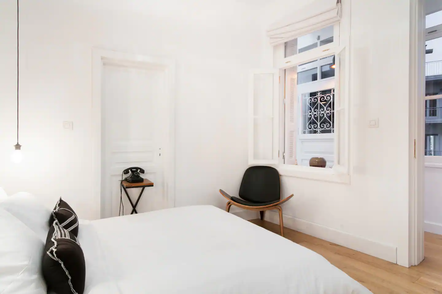 chambre minimaliste blanche