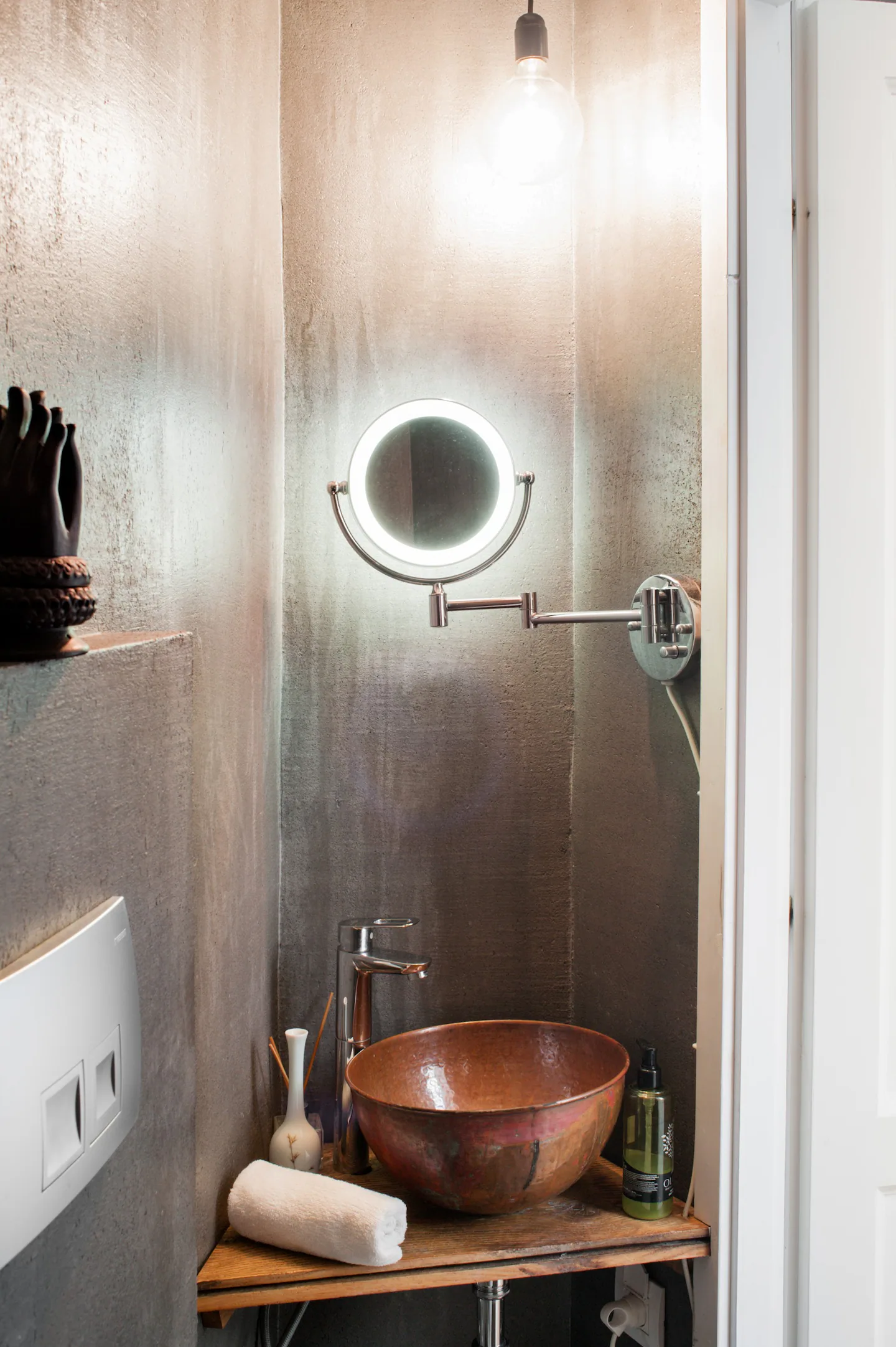 salle de bain avec vasque cuivre