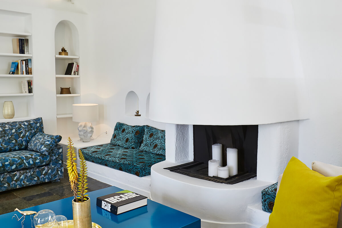 salon avec cheminée décoration colorée
