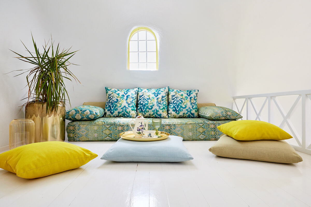 salon décoration colorée bleue et jaune