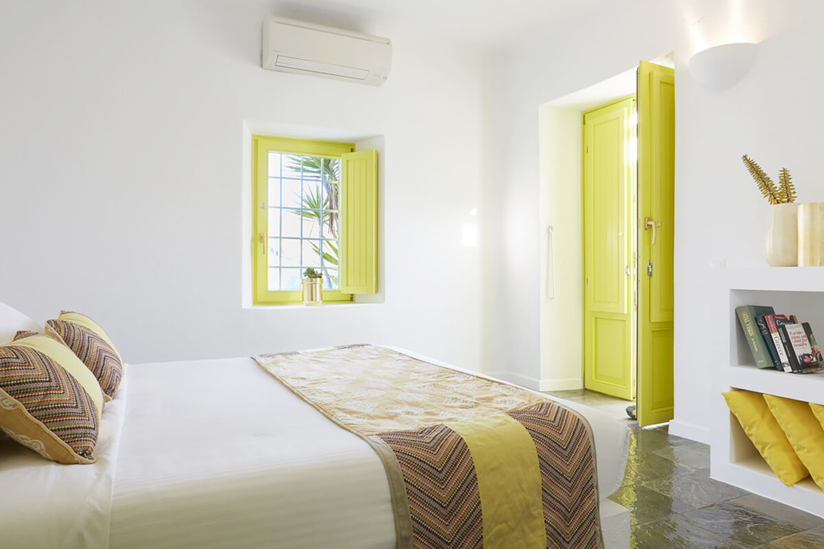 chambre avec volets jaunes