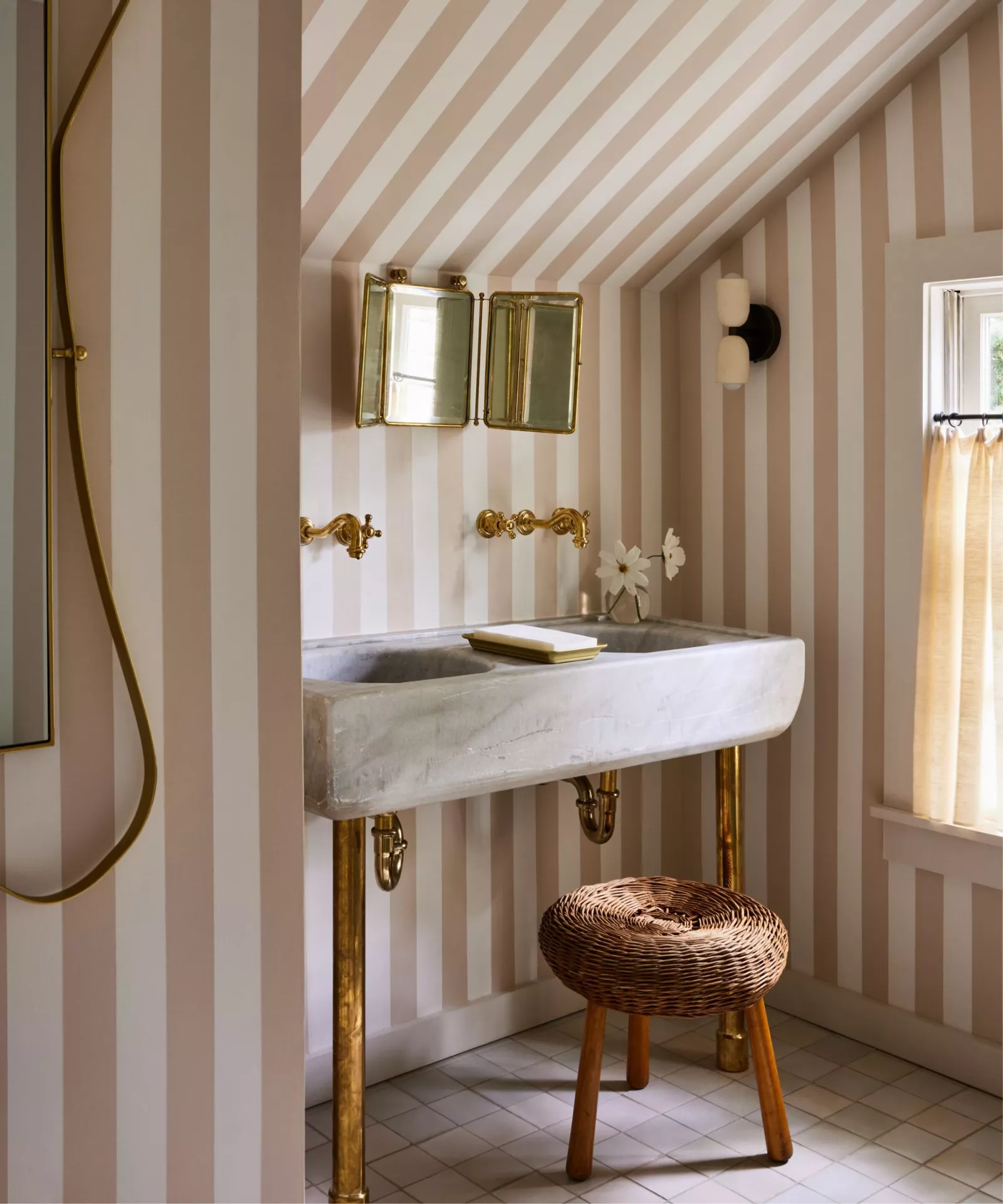 salle de bain papier-peint à rayures salle de bain papier-peint à rayures