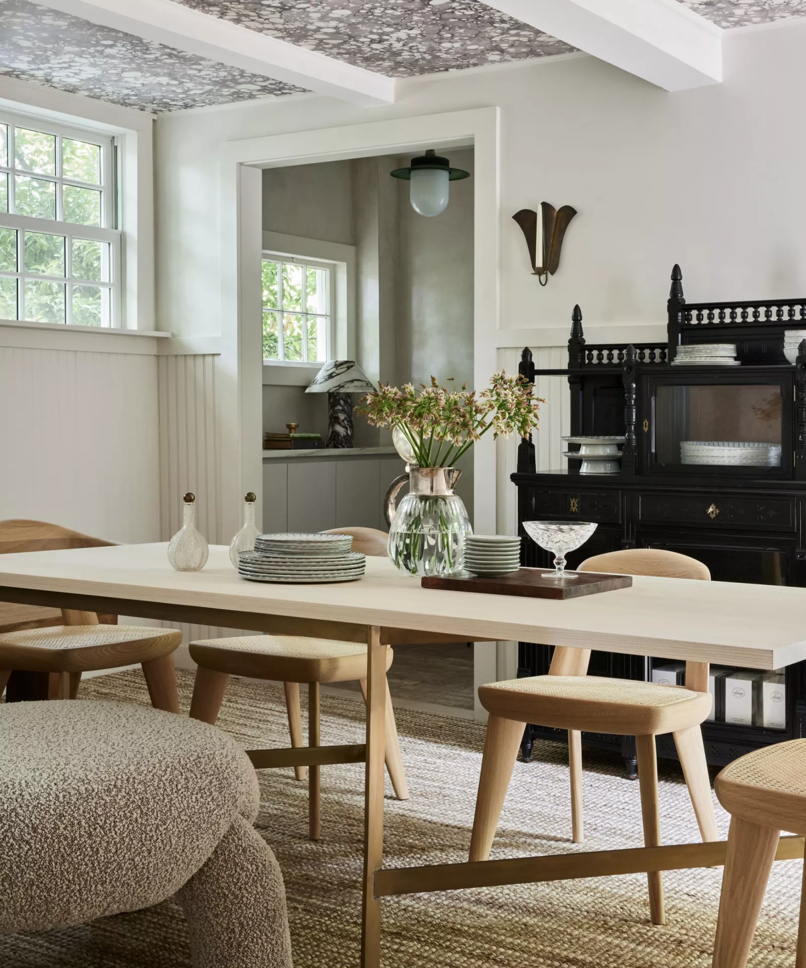 salle à manger avec poutres blanches décoration contemporaine et naturelle salle à manger avec poutres blanches décoration contemporaine et naturelle