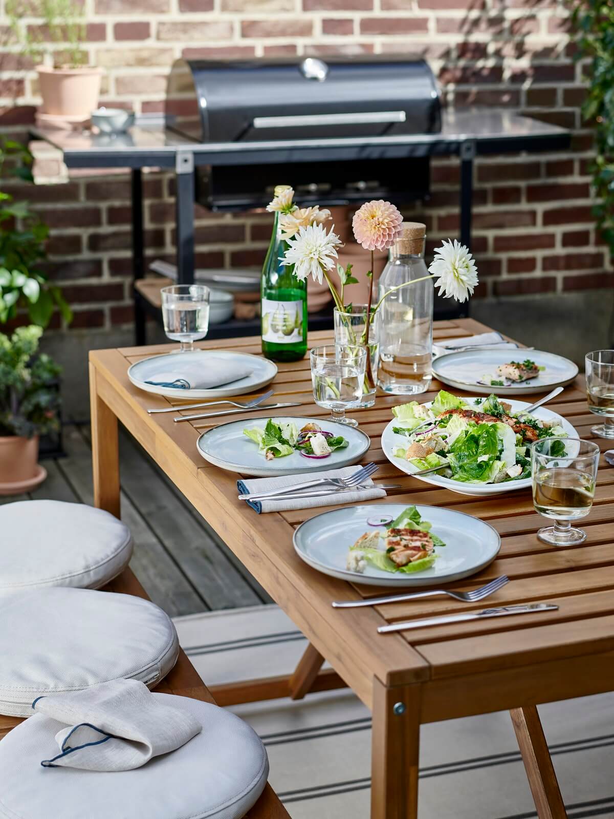 table en bois sur terrasse