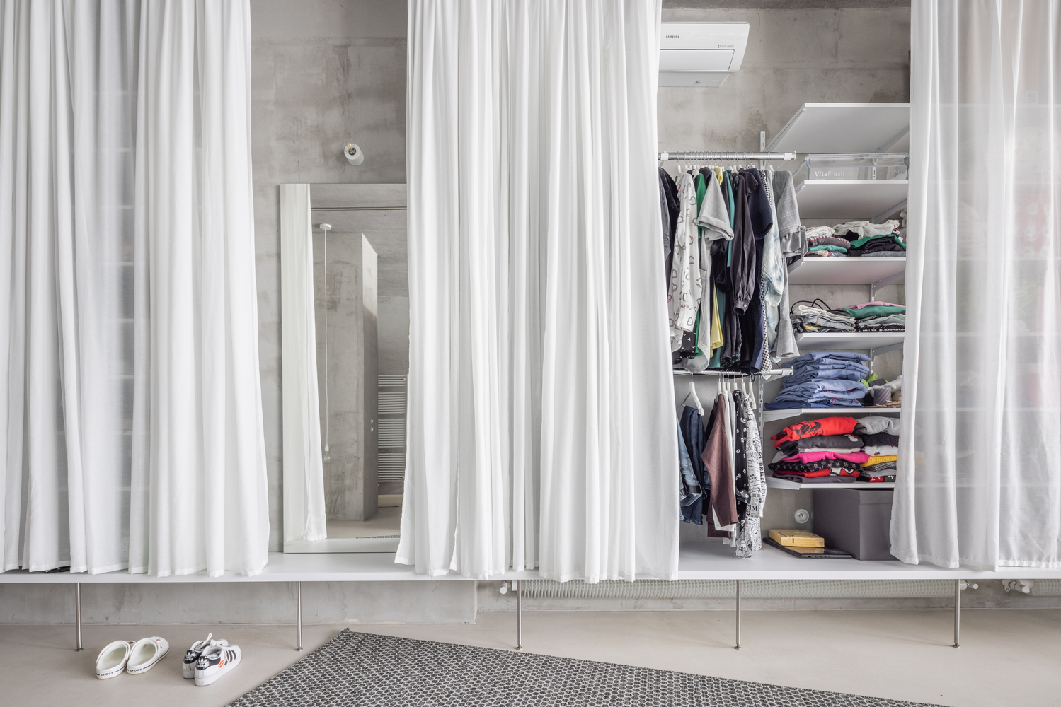 dressing derrière rideau petit loft 52m2