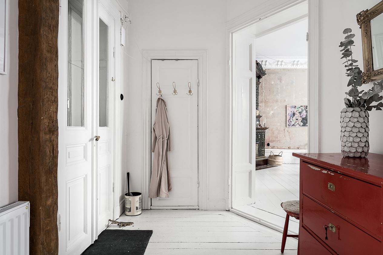 entrée avec poutre et parquet blanc entrée avec poutre et parquet blanc