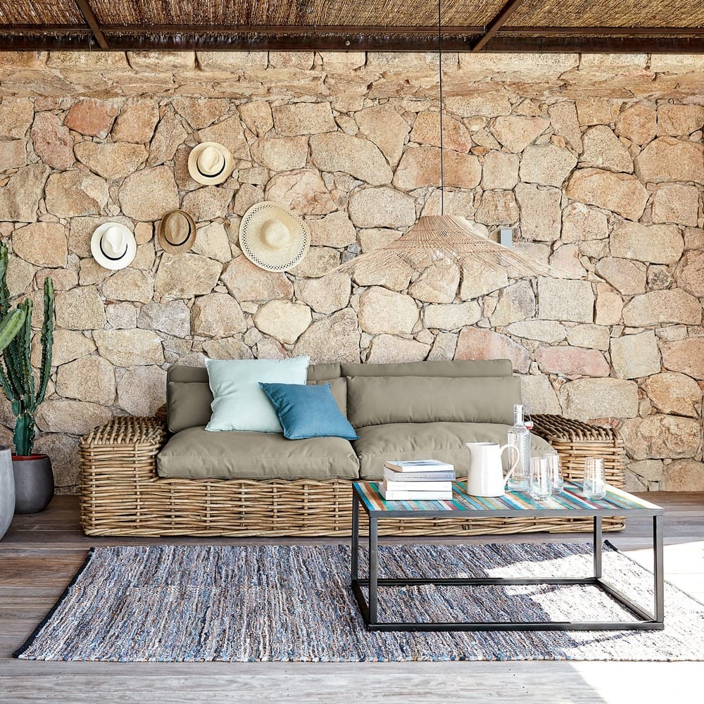 terrasse mur en pierres canapé rotin Maisons du Monde terrasse mur en pierres canapé rotin Maisons du Monde