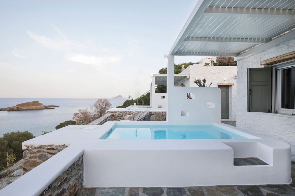 terrasse avec piscine et pergola