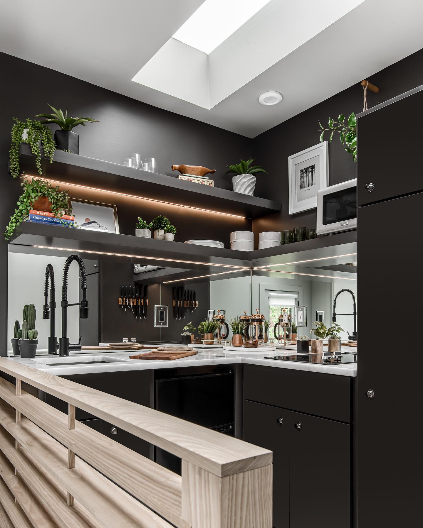 cuisine design noire mini maison design en bois cuisine design noire mini maison design en bois