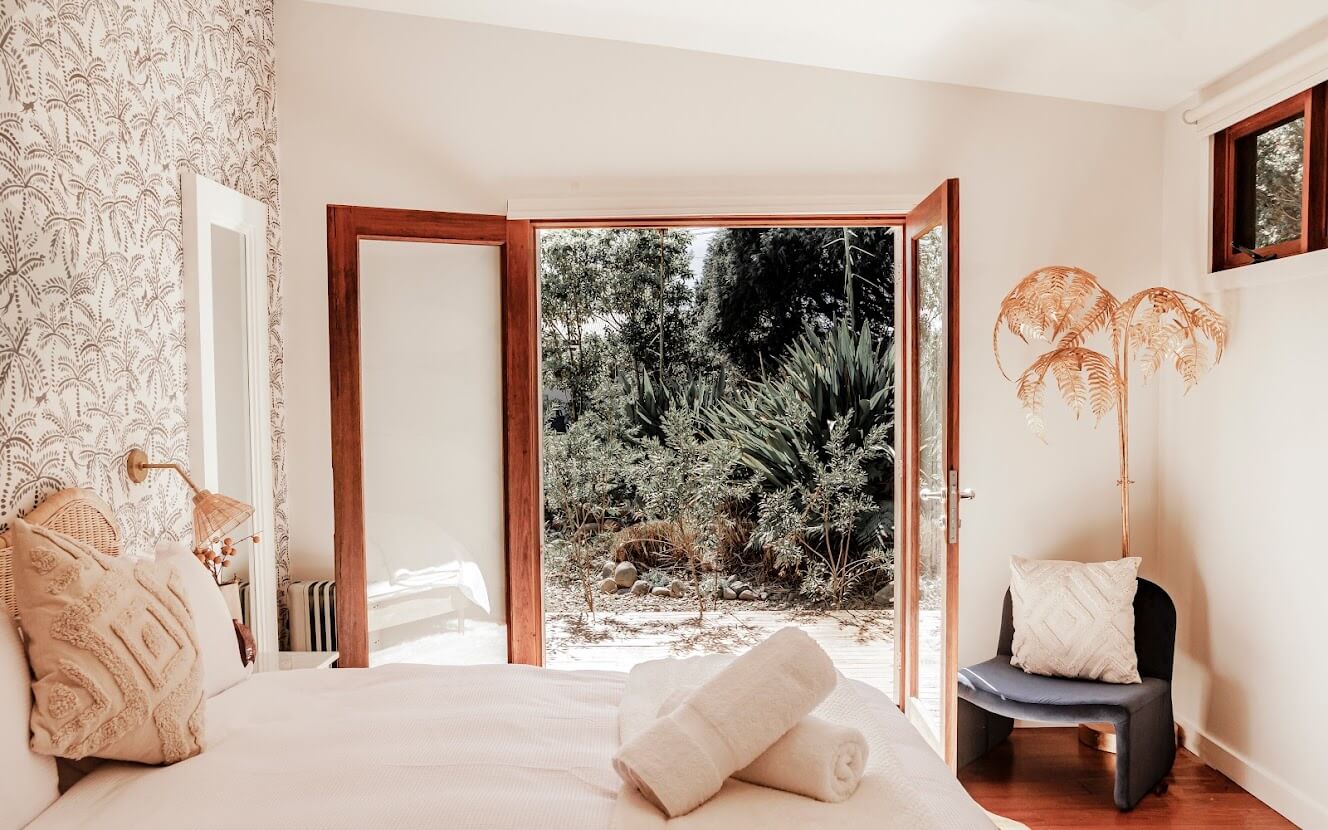 chambre avec papier-peint décoration contemporaine