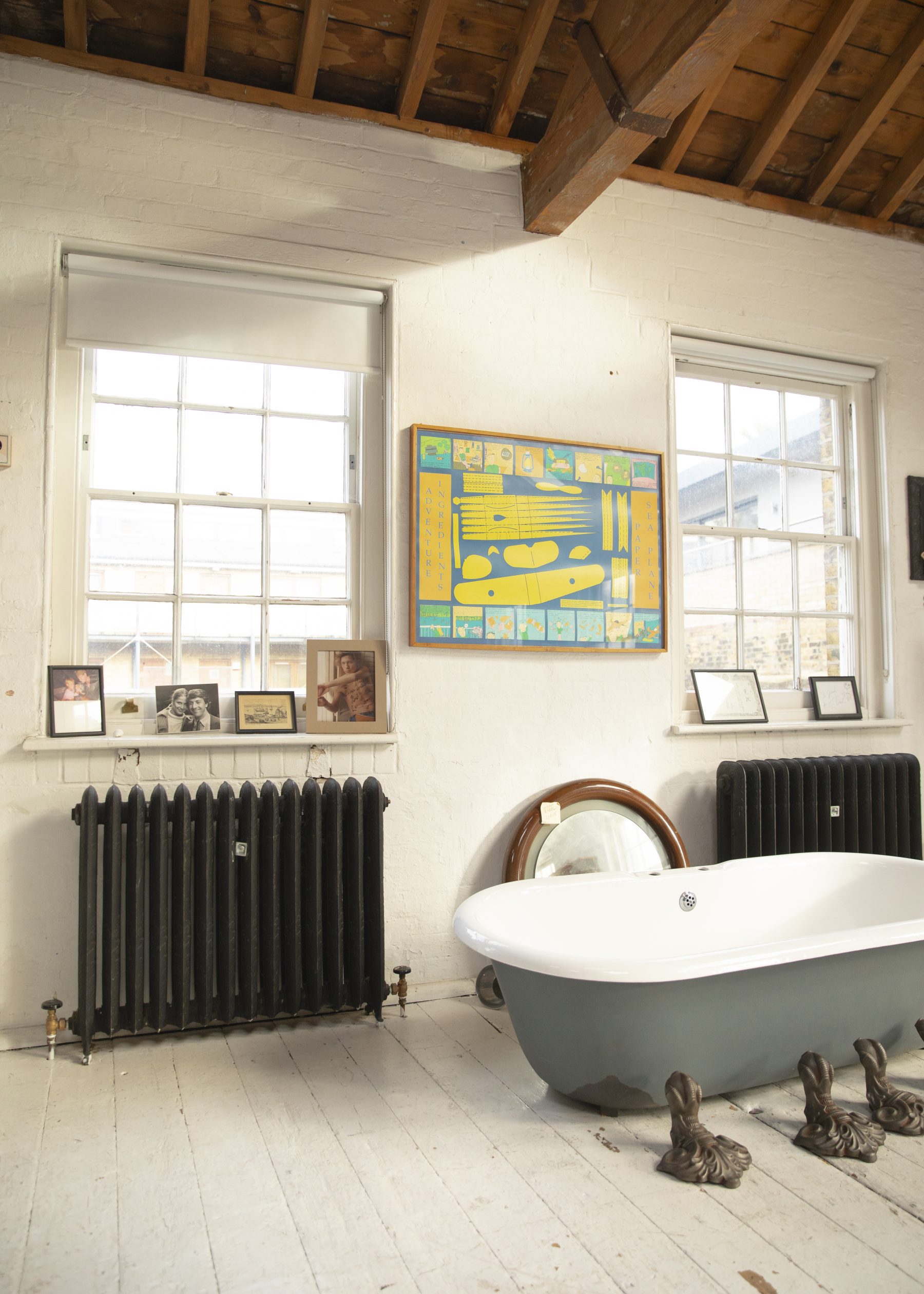 baignoire ancienne dans loft décoration vintage et bohème