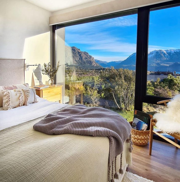 chambre avec baie vitrée vue montagne